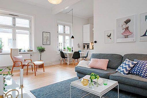 Salón, comedor y cocina de un apartamento femenino Salón, comedor y cocina de un apartamento femenino