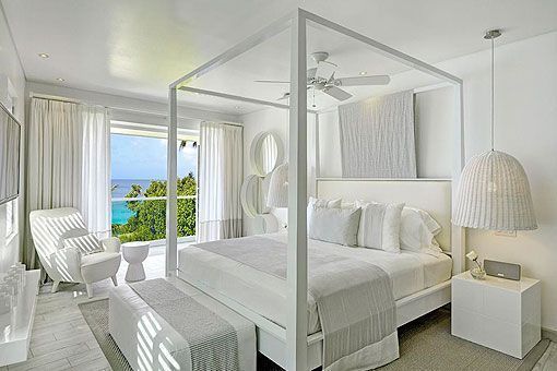 Decoración en blanco: cama con dosel en el dormitorio Decoración en blanco: cama con dosel en el dormitorio