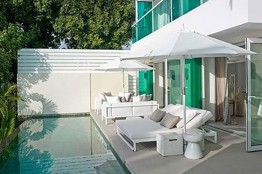 Decoración en blanco de una casa con piscina Decoración en blanco de una casa con piscina