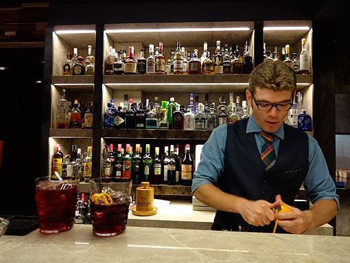 El barman Francisco Camino en SOT, la vermutería de Sergi Arola El barman Francisco Camino en SOT, la vermutería de Sergi Arola