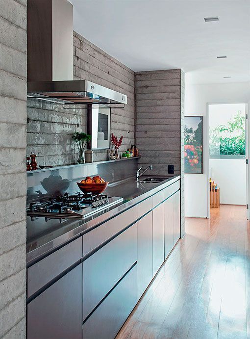 Apartamento reformado con vigas vistas: cocina en línea Apartamento reformado con vigas vistas: cocina en línea