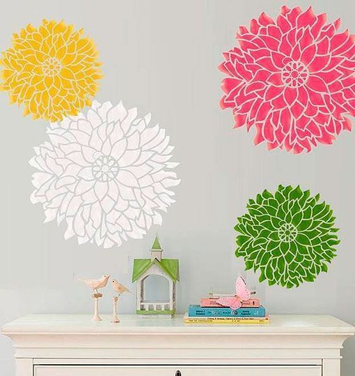 Pared decorada con dalias en stencil Pared decorada con dalias en stencil