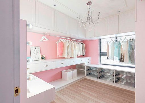 Vestidor con una decoración femenina en tonos rosas Vestidor con una decoración femenina en tonos rosas