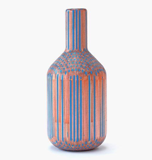 Jarrones hechos con lápices hexagonales de colores Jarrones hechos con lápices hexagonales de colores