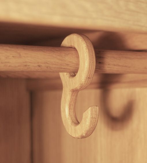 Armario de madera con perchas Armario de madera con perchas