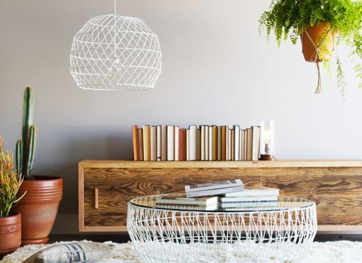 Muebles y complementos de rejilla, de Bend: mesa y lámpara blancas Muebles y complementos de rejilla, de Bend: mesa y lámpara blancas