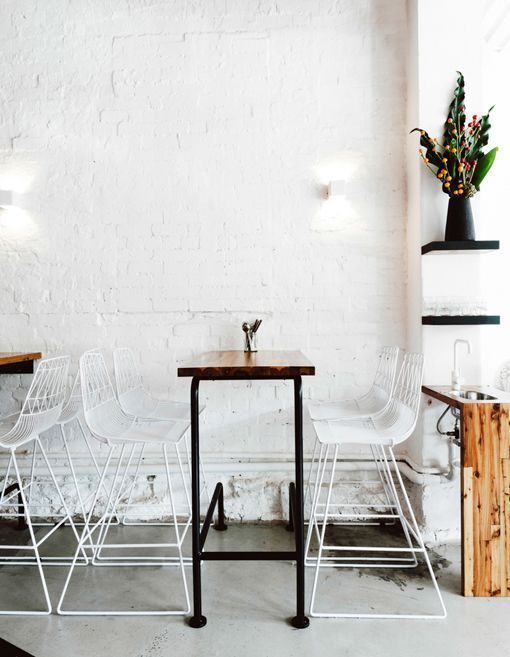 Muebles y complementos de rejilla, de Bend: taburetes blancos Muebles y complementos de rejilla, de Bend: taburetes blancos