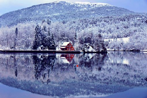 La cabaña de Papá Noel junto al lago La cabaña de Papá Noel junto al lago
