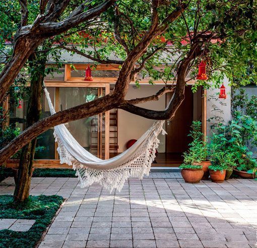 patios-en-verano-con-hamacas julio