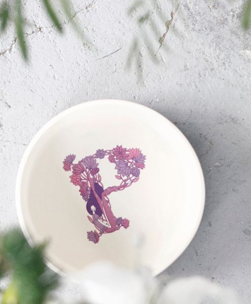 Plato de cerámica pintada a mano con iniciales de la ilustradora Lara Costafreda Plato de cerámica pintada a mano con iniciales de la ilustradora Lara Costafreda