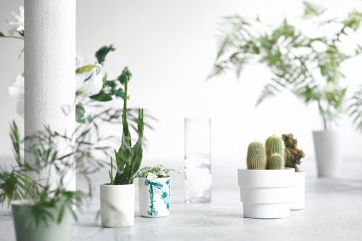 Piezas de cerámica pintada a mano con iniciales de la ilustradora Lara Costafreda Piezas de cerámica pintada a mano con iniciales de la ilustradora Lara Costafreda