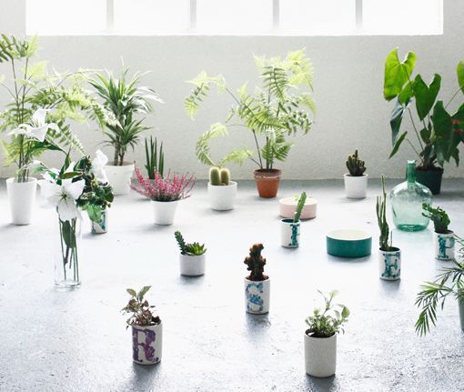 Piezas de cerámica pintada a mano con iniciales de la ilustradora Lara Costafreda Piezas de cerámica pintada a mano con iniciales de la ilustradora Lara Costafreda