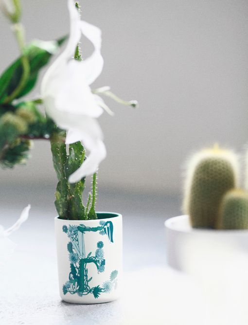 Taza de cerámica pintada a mano con iniciales de la ilustradora Lara Costafreda Taza de cerámica pintada a mano con iniciales de la ilustradora Lara Costafreda