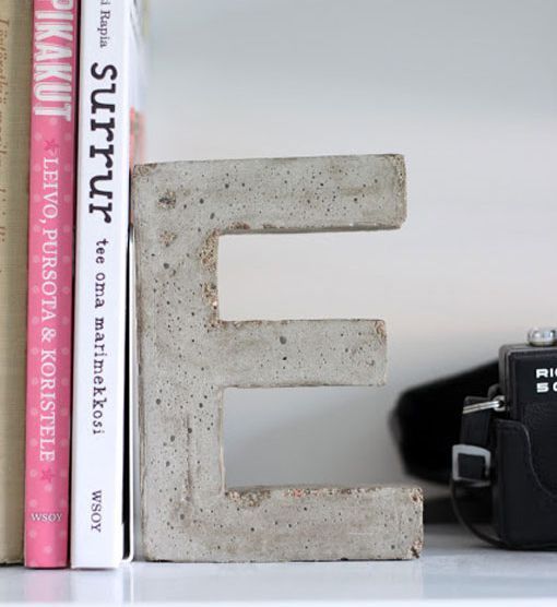 Letras decorativas de cemento como tope de libros Letras decorativas de cemento como tope de libros