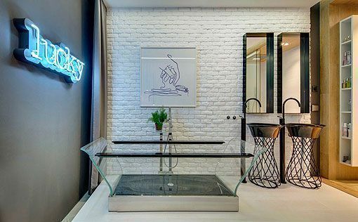 Piso moderno y cómodo: bañera y lavabos de pedestal Piso moderno y cómodo: bañera y lavabos de pedestal