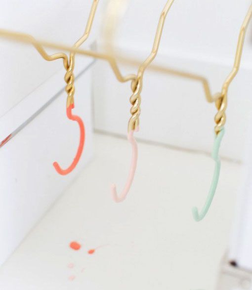 Perchas decoradas, dejar secar la pintura Perchas decoradas, dejar secar la pintura