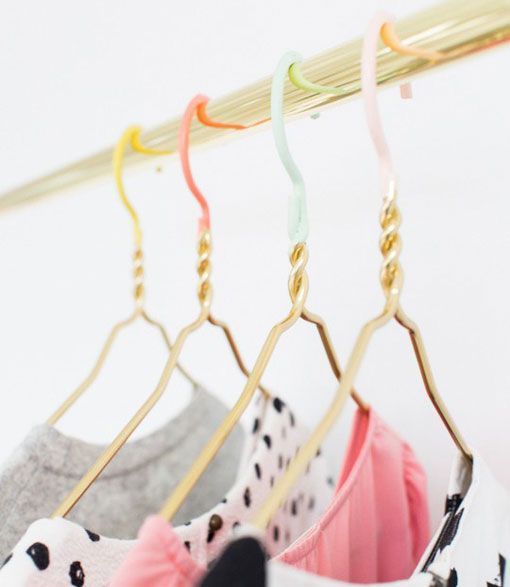 Perchas decoradas en perchero de latón Perchas decoradas en perchero de latón