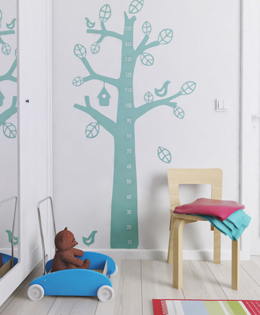 Habitación de bebé con vinilo de metro con forma de árbol Habitación de bebé con vinilo de metro con forma de árbol
