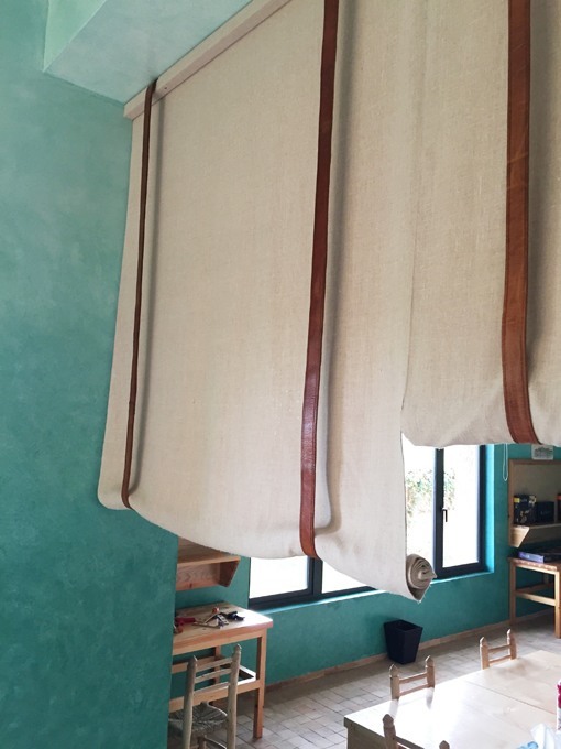 Estor con correas de cuero de la guardería Kids Club del Hotel Royal Palm Marrakech Estor con correas de cuero de la guardería Kids Club del Hotel Royal Palm Marrakech