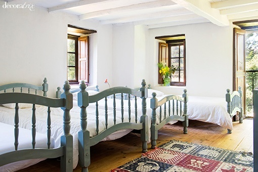Una casa rural frente a los Picos de Europa en Asturias: habitación con cuatro camas Una casa rural frente a los Picos de Europa en Asturias: habitación con cuatro camas