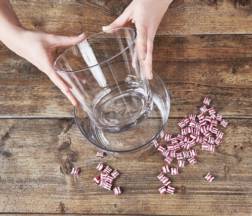 Centro de mesa con poinsettias y caramelos en dos jarrones Centro de mesa con poinsettias y caramelos en dos jarrones
