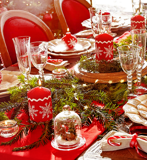 Mesa de Navidad tradicional en rojos y verdes Mesa de Navidad tradicional en rojos y verdes