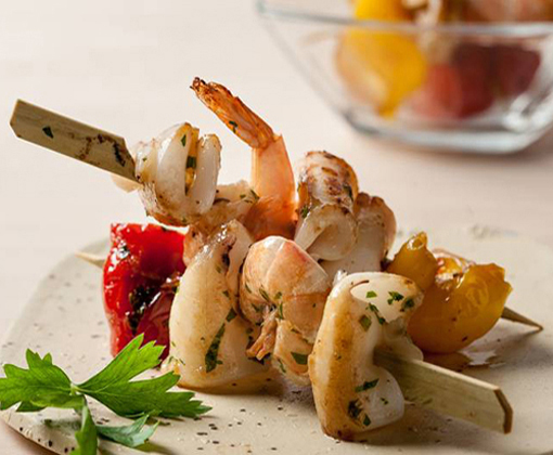 Aperitivos navideños: brocheta de langostinos y pimiento Aperitivos navideños: brocheta de langostinos y pimiento