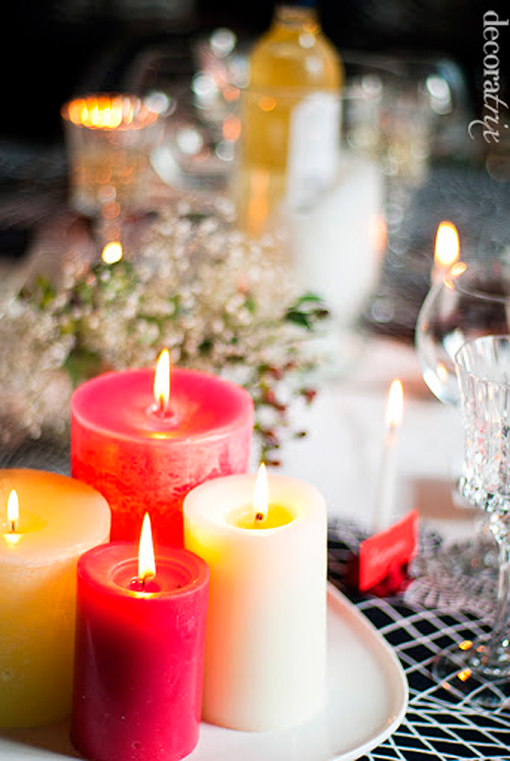 Adornar la casa de Navidad: velas en plato Adornar la casa de Navidad: velas en plato