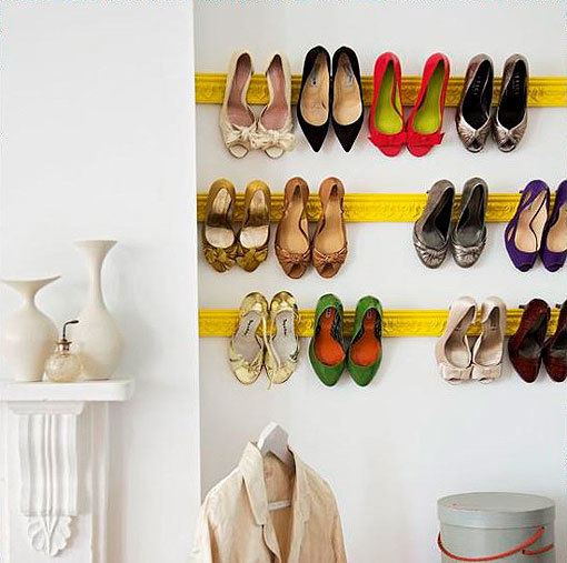 Ideas para organizar zapatos con molduras amarillas