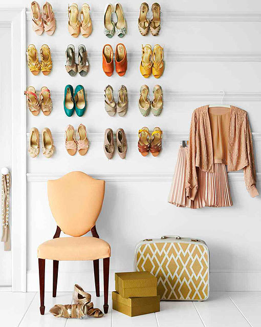 Ideas para organizar zapatos con molduras en la pared