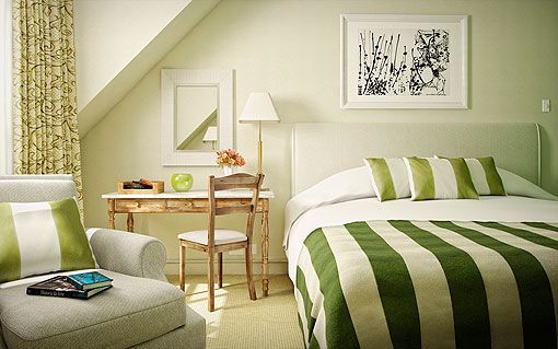 Dormitorio con ropa de cama en verde y blanco