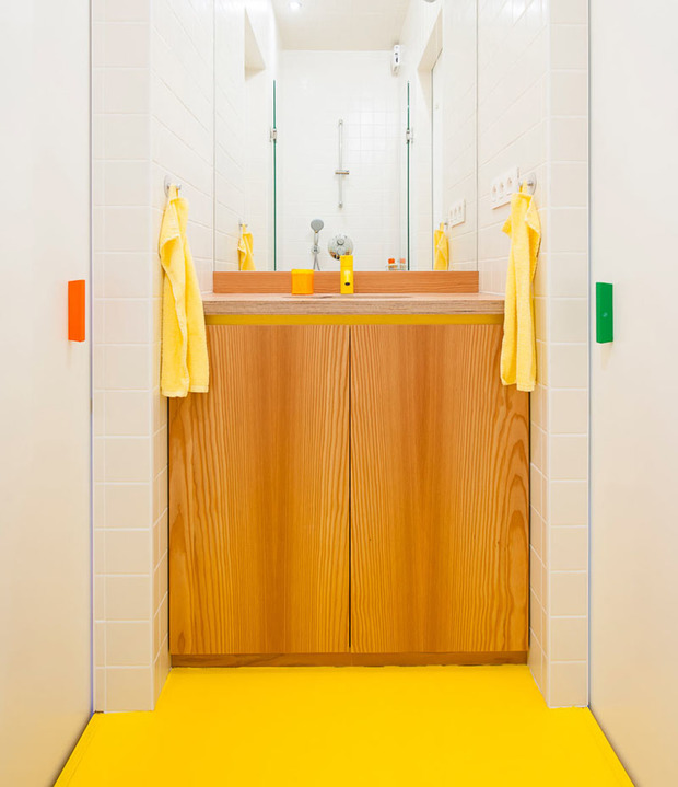 Suelo del baño de color amarillo