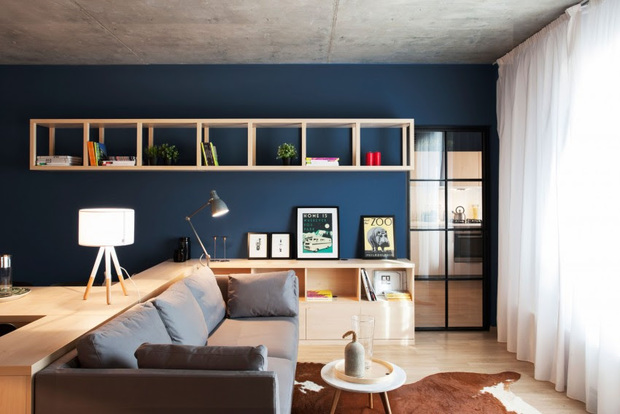 Salón pintado en azul con muebles de madera