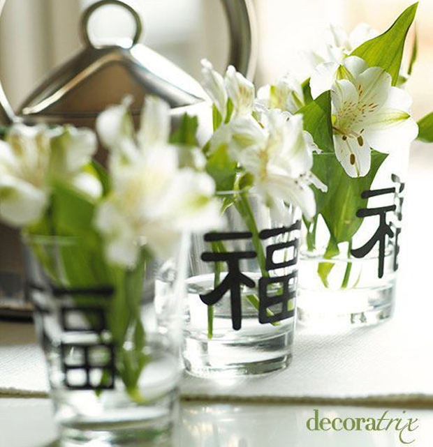 Los vasos decorados son perfectos para usar como floreros mini