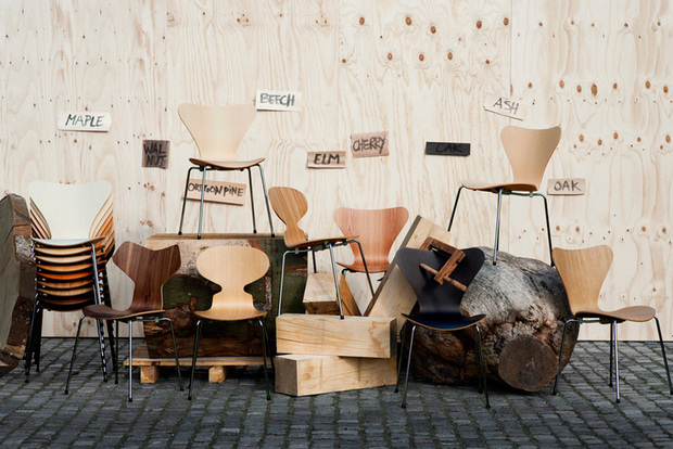 Sillas de madera de Arne Jacobsen para la firma danesa Fritz Hansen.