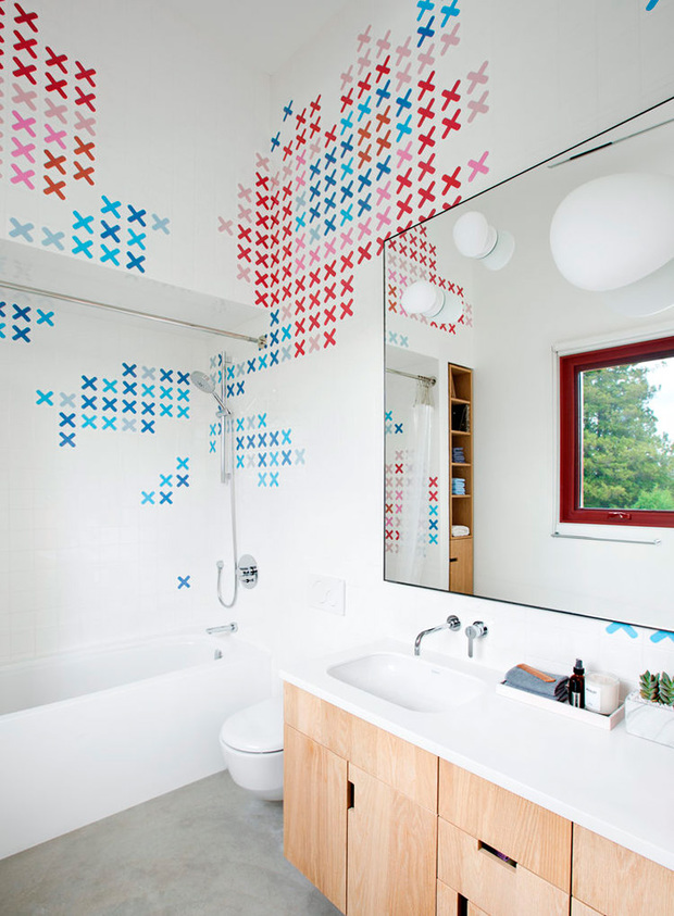 Muebles de lavabo de doble seno en baño con pintura decorativa