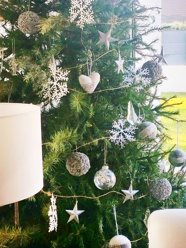 Como árbol de Navidad, el clásico abeto cargado de adornos en blanco, plata y gris.