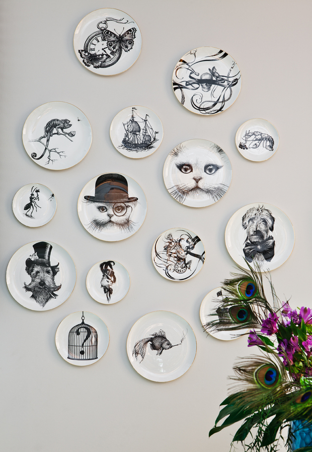 Decorar la pared con platos con rostros de animales