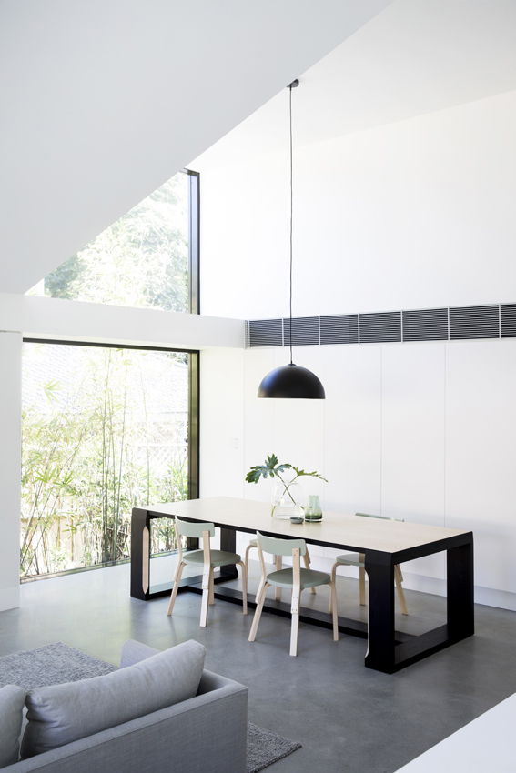 Comedor de una casa minimal en blanco y negro Allen Key House en Australia de Architect Prineas