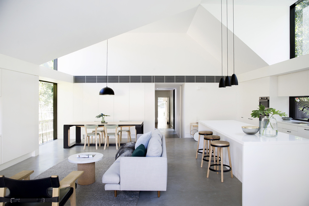 Salón, comedor y cocina de una casa minimal en blanco y negro Allen Key House en Australia de Architect Prineas