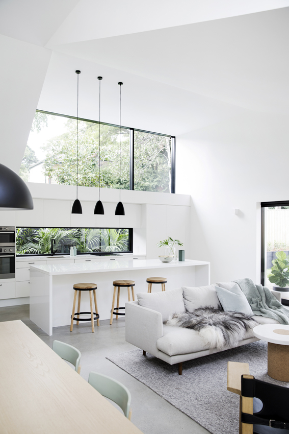 Cocina junto al salón de una casa minimal en blanco y negro Allen Key House en Australia de Architect Prineas