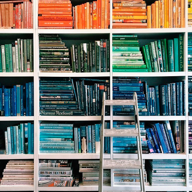 Librería organizada por el color de los libros