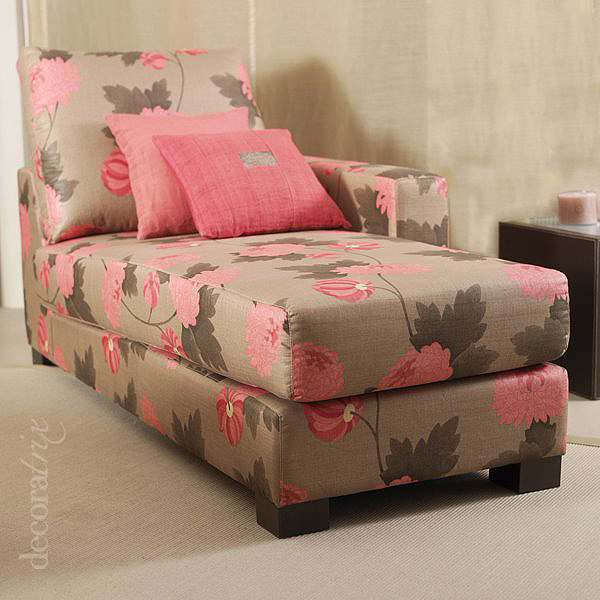 Chaise longue tapizada en seda floreada