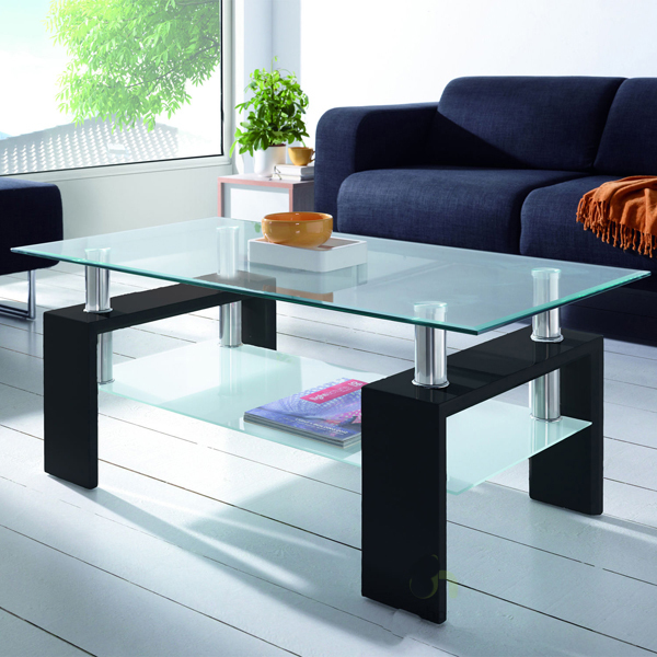 Mesa con sobres de cristal y patas de madera