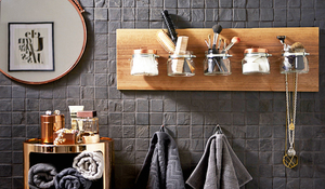 Estantería con tarros de cristal