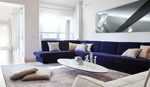 Sala de cine en tonos neutros y azules