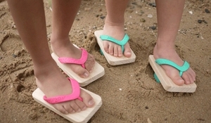 chanclas-con-huellas-de-animales.jpg