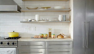 Cocina con muebles y electrodomésticos de acero inoxidable