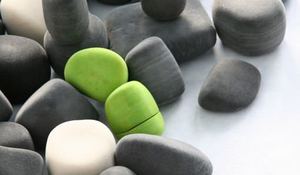cojines-con-forma-de-piedra.jpg