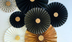 Ideas con flores plisadas para decorar la nochevieja